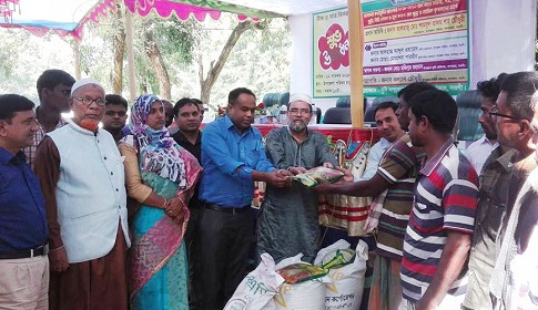 সাপাহারে ক্ষুদ্র ও প্রান্তিক কৃষকদের মাঝে সার-বীজ বিতরণ 