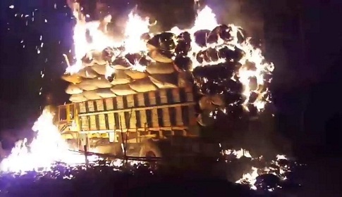 রাণীনগরে বিদ্যুতের তারের অাগুন লেগে তুলা বোঝাই ট্র্যাক পুড়ে ছাই