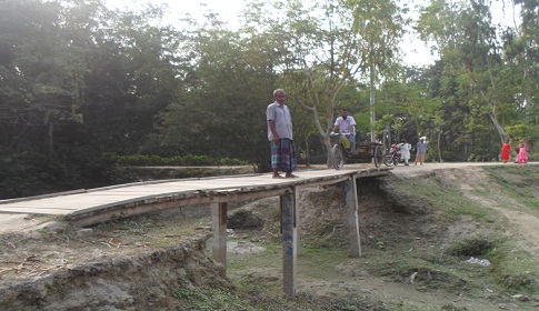 রাজারহাটে ঝুঁকিপূর্ণ কাঠের ব্রীজ দিয়ে ৫ হাজার পরিবারের যাতায়াত