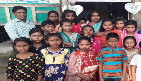 ‘ম্যাডাম আমরারে মায়ের মতন আদর করে পড়াইছেন’