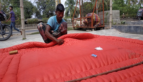 চুয়াডাঙ্গায় শীতের শুরুতে লেপ তৈরিতে ব্যাস্ত ধুনুরিরা