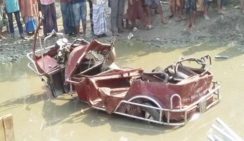 ট্রাকের ধাক্কায় ইজিবাইকের চার যাত্রী নিহত