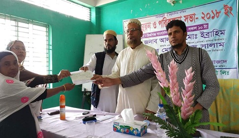 মির্জাগঞ্জে ফারইষ্ট ইসলামী লাইফ ইন্সুরেন্সের চেক বিতরণ