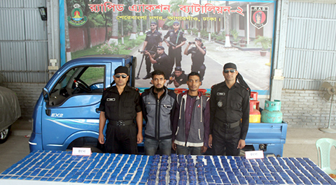 গ্যাসের সিলিন্ডারে লক্ষাধিক ইয়াবা, আটক ২