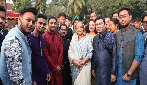 প্রধানমন্ত্রীর সান্নিধ্যে ‘জয় বাংলা, জিতবে আবার নৌকা’ গানের কারিগররা
