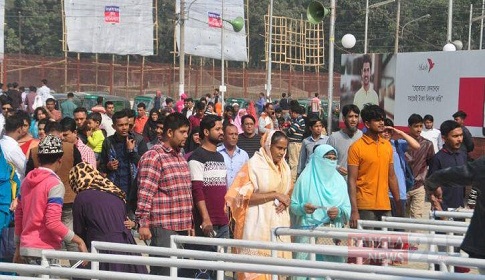 ছুটির দিনে জমে উঠেছে বাণিজ্যমেলা