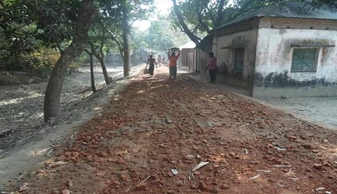 গোবিন্দগঞ্জের নিম্ন মানের সমগ্রী দিয়ে চলছে সড়ক পাকাকরণ কাজ