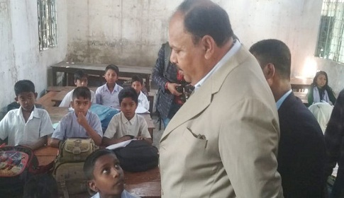 শিক্ষকদের অনিয়ম ধরতে বিদ্যালয়ে হঠাৎ প্রতিমন্ত্রী