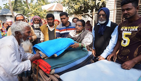 পাংশায় মহিলা ভাইস চেয়ারম্যানের ব্যক্তিগত উদ্যোগে দরিদ্রদের মাঝে কম্বল বিতরণ