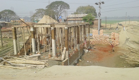 মদনে সরকারি জায়াগায় দখল করে অবৈধ স্থাপনা নির্মাণ