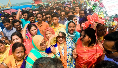 পটুয়াখালীর নারী সংসদ হেলেনকে ফুলেল শুভেচ্ছা