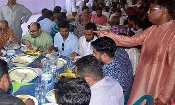 অনশন ভেঙেই বহিষ্কৃত নেতার বাড়িতে ভুরিভোজ!