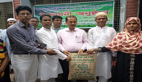 সিরাজগঞ্জের তাড়াশে প্রান্তিক চাষিদের মধ্যে বিনামূল্যে বীজ ও সার বিতরণ