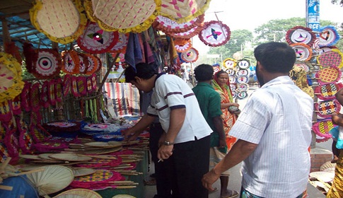 তীব্র গরমে বাহারি পাখায় ছেয়ে গেছে রংপুর