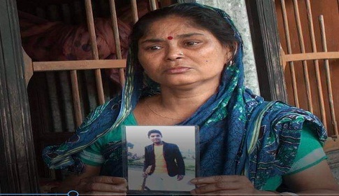 ভূমধ্যসাগরে নৌকা ডুবিতে নিখোঁজ সন্তানের ছবি বুকে নিয়ে বিলাপ করছেন মা