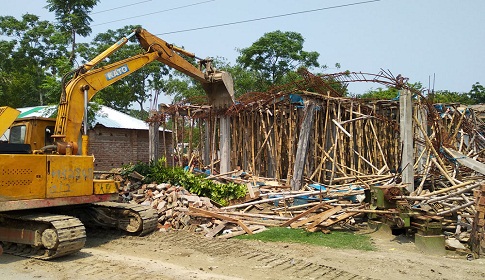 ঈশ্বরদীতে খাস জমিতে অবৈধ স্থাপনা উচ্ছেদ অভিযান