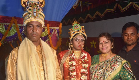 জাকাতের টাকায় আদিবাসী তরুণীর যৌতুকবিহীন বিয়ে