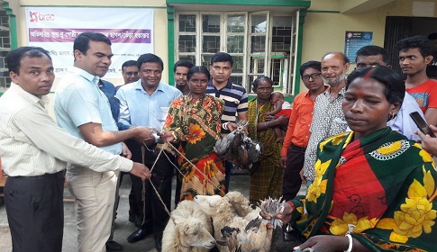 পত্নীতলায় ক্ষুদ্র নৃ-গোষ্ঠী নারী সদস্যদের মাঝে ছাগল, ভেড়া ও মুরগী হস্তান্তর