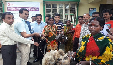 পত্নীতলায় ক্ষুদ্র নৃ-গোষ্ঠী নারী সদস্যদের মাঝে ছাগল, ভেড়া ও মুরগী হস্তান্তর