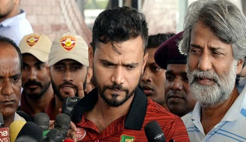 চারদিন ছুটি কাটিয়ে ইংল্যান্ডের পথে মাশরাফি