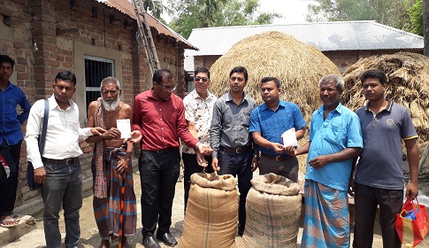 রাণীনগরে কৃষকের বাড়ী গিয়ে ধান কিনলেন ইউএনও