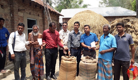 রাণীনগরে কৃষকের বাড়ী গিয়ে ধান কিনলেন ইউএনও