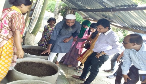 কেন্দুয়ায় কেঁচো সার উৎপাদন করে স্বাবলম্বী হচ্ছেন ৬ গ্রামের কৃষক