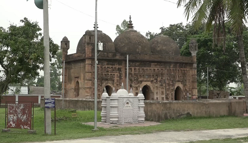 নয়াবাদ মসজিদে বাড়ছে দর্শনার্থীদের ভীড়