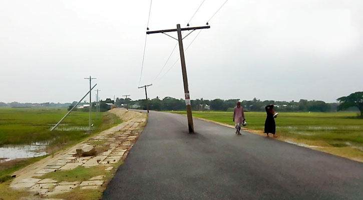 সড়কের মাঝখানে বিদ্যুৎ খুঁটি রেখেই পিচ ঢালাই