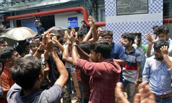 মমতার বৈঠক প্রত্যাখ্যান চিকিৎসকদের, চলছে গণ ইস্তফা