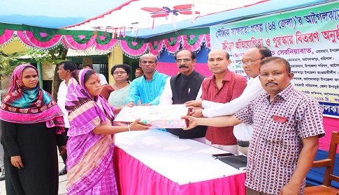 আগৈলঝাড়ায় মৌলিক স্বাক্ষরতা প্রকল্প’র ক্রিড়ানুষ্ঠান ও পুরস্কার বিতরণ