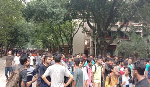 উত্তাল বুয়েট, ভেতরে তালা রাজপথে শিক্ষার্থীরা