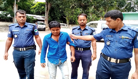 ফেসবুকে কাবা শরীফের ওপর শিবের ছবি দেয়ায় যুবককে গণপিটুনি দিয়ে পুলিশে সোপর্দ