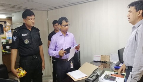 হজযাত্রীদের কাছ থেকে অতিরিক্ত অর্থ আদায়, নয়াপল্টনে অভিযান