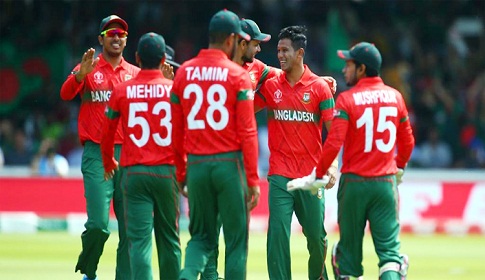 টাইগারদের নিয়ন্ত্রিত বোলিংয়ে চাপে পাকিস্তান