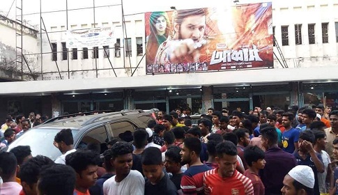 প্রসংশায় ভাসছে ‘আব্বাস’