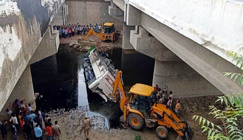 ভারতে বাস নর্দমায় পড়ে ২৯ জনের মৃত্যু