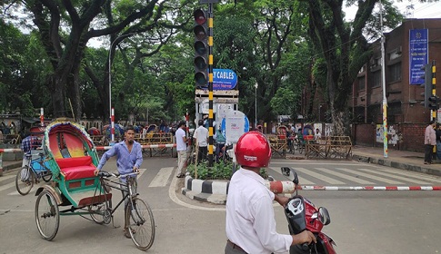 সাড়ে ৫ ঘণ্টাতেও সরেনি পলাশীর ব্যারিকেড