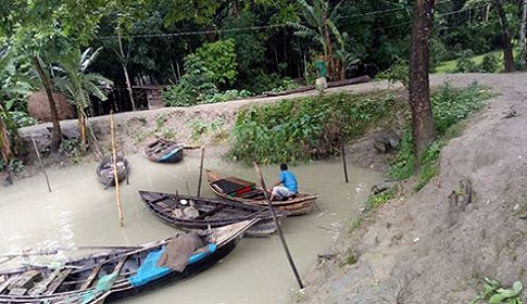 রাজগঞ্জ খালের বেরিবাঁধ কৃষকের গলার কাঁটা, স্লুইজগেট নির্মাণের দাবি 