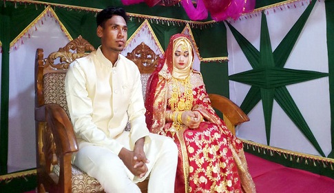 জাকমজক অনুষ্ঠানের মধ্য দিয়ে নববধূকে ঘরে তুলে নিলেন মোস্তাফিজ
