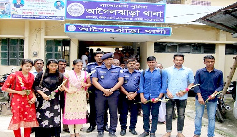 আগৈলঝাড়ায় ১০০ টাকায় পুলিশে চাকরি পাওয়া ছয় শিক্ষার্থীকে থানায় সংবর্ধনা