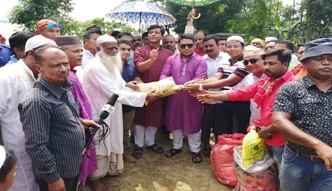 হালুয়াঘাটে বন্যাদুর্গতদের পাশে দাঁড়িয়েছেন জুয়েল আরেং