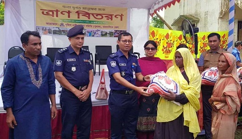 হালুয়াঘাটে বন্যাদুর্গতদের মাঝে ত্রাণ বিতরণ করলেন পুলিশ আবিদ হোসেন