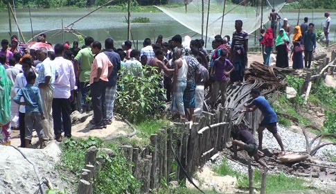 টাঙ্গাইল-ভূঞাপুরে রাস্তা কেটে দেয়ায় সড়ক যোগাযোগ বন্ধ