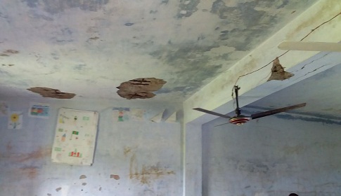 জীবনের ঝুঁকি নিয়ে জরাজীর্ণ ভবনে পাঠদান