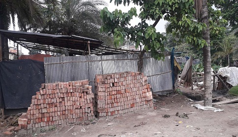 জমি দখল করে চলছে ভবন নির্মাণ, প্রতিবাদ করায় হুমকি