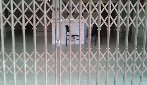 বিরামপুর পৌর ফটকে ঝুলছে তালা, ব্যহত হচ্ছে সেবা