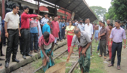 গৌরীপুর রেলস্টেশনে পরিস্কার-পরিচ্ছন্নতা অভিযান