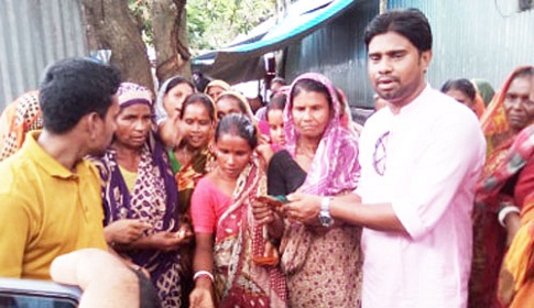 গাইবান্ধায় বানভাসীদের পাশে সাংবাদিক করিম সরকার