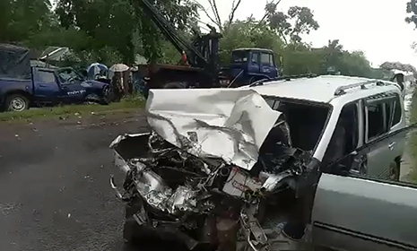 বড়াইগ্রামে প্রাইভেট কার ও পুলিশ পিক-আপ সংঘর্ষ